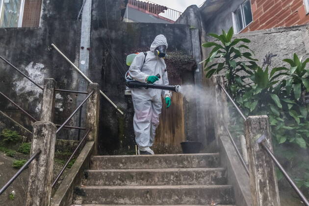 News Bilder des Tages April 18, 2020, Rio de Janeiro, Brazil: Deaths from COVID-19 are increasing in the slums of Rio. Without any state assistance or information from the population, a group of activists living in the favelas got together and bought international hygiene equipment against the coronavirus and are cleaning the city s favelas. The second slum to have this treatment is the Babylonia slum, located in the Leme neighborhood, south zone. Rio de Janeiro Brazil - ZUMA AGA 20200418_mda_l255_319 Copyright: xEllanxLustosax