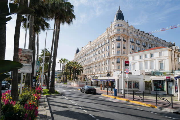 (200418) -- CANNES (FRANCE), April 18, 2020 (Xinhua) -- Photo taken on April 18, 2020 shows an empty street in Cannes, France. A further 642 people had died of COVID-19 in the past 24 hours in France, raising the country s death toll to 19,323, official data showed on Saturday. (Photo by Serge Haouzi Xinhua) FRANCE-CANNES-COVID-19-DEATH TOLL 