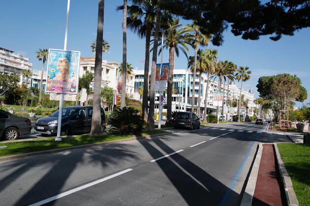 News Bilder des Tages (200418) -- CANNES (FRANCE), April 18, 2020 (Xinhua) -- Photo taken on April 18, 2020 shows an empty street in Cannes, France. A further 642 people had died of COVID-19 in the past 24 hours in France, raising the country s death toll to 19,323, official data showed on Saturday. (Photo by Serge Haouzi Xinhua) FRANCE-CANNES-COVID-19-DEATH TOLL 