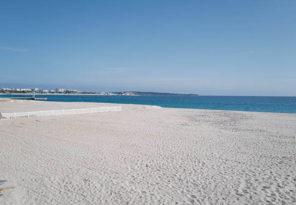 (200418) -- CANNES (FRANCE), April 18, 2020 (Xinhua) -- Photo taken on April 18, 2020 shows an empty beach in Cannes, France. A further 642 people had died of COVID-19 in the past 24 hours in France, raising the country s death toll to 19,323, official data showed on Saturday. (Photo by Serge Haouzi Xinhua) FRANCE-CANNES-COVID-19-DEATH TOLL 