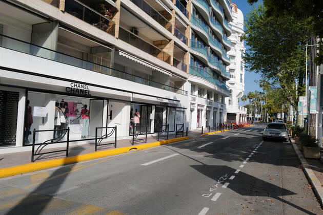 (200418) -- CANNES (FRANCE), April 18, 2020 (Xinhua) -- Photo taken on April 18, 2020 shows an empty street in Cannes, France. A further 642 people had died of COVID-19 in the past 24 hours in France, raising the country s death toll to 19,323, official data showed on Saturday. (Photo by Serge Haouzi Xinhua) FRANCE-CANNES-COVID-19-DEATH TOLL 