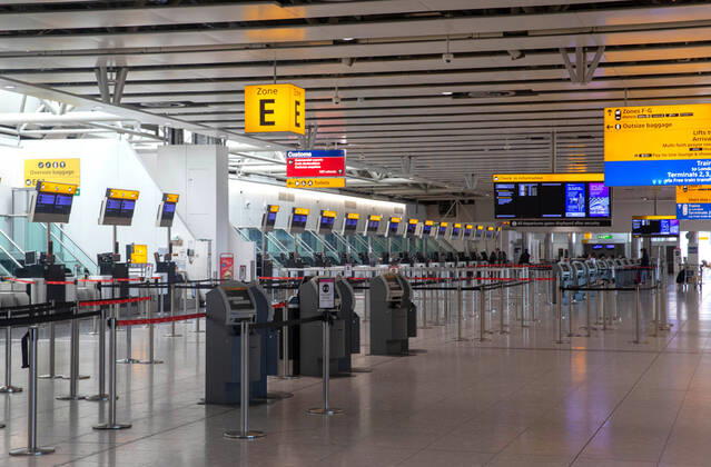. 19 04 2020. London, United Kingdom. An nempty departure lounge at Terminal 4. Quiet at Heathrow Airport. Heathrow Airport. Very few passengers at the World s second busiest airport as travel is severly disrupted by the Coronavirus.  xMarkxThomasx xi-Imagesx IIM-21036-0005