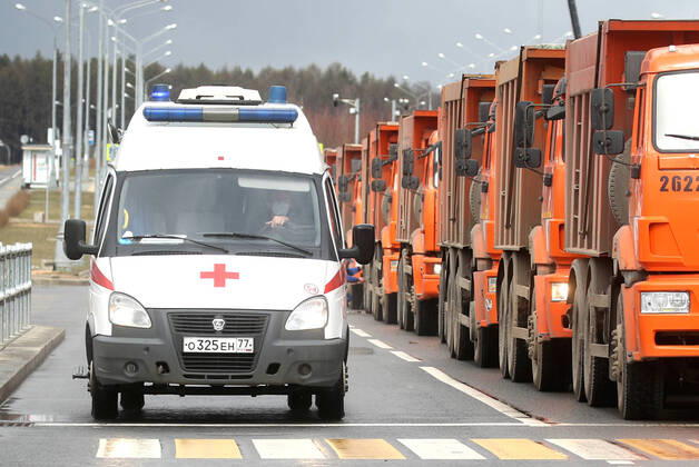 MOSCOW, RUSSIA - APRIL 19, 2020: Road machinery and an ambulance seen by the Novomoskovsky multipurpose medical center for patients with suspected COVID-19 coronavirus infection. Mikhail Tereshchenko TASS  TS0D65AA
