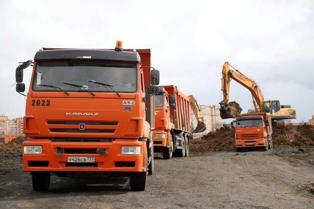 MOSCOW, RUSSIA - APRIL 19, 2020: Machinery at the construction site of a new building of the Novomoskovsky multipurpose medical center for patients with suspected COVID-19 coronavirus infection. Vyacheslav Prokofyev TASS  TS0D65B0