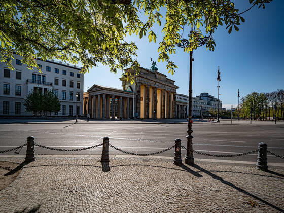 News Themen der Woche KW16 Berlin Mitte, Brandenburger Tor, Straßenszene Berlin