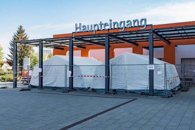 Helios Klink Salzgitter - Coronapandemie Symbolfoto - Themenbild: Helios Klinik Salzgitter Lebenstedt Haupteingang Krankenhaus, Salzgitter, Lebenstedt, Niedersachsen während der Coronapandemie mit Behandlungszelt - Notaunahme. Copyright: xDVx xR.Bockx