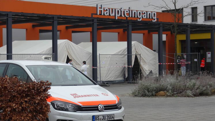 Helios Klink Salzgitter - Coronapandemie - Ärztlicher Bereitschaftsdienst - Behandlungszelt Symbolfoto - Themenbild: Helios Klinik Salzgitter Lebenstedt Haupteingang Krankenhaus, Salzgitter, Lebenstedt, Ärztlicher Bereitschaftsdienst, Niedersachsen während der Coronapandemie mit Fahrzeug der Johanniter, mit Behandlungszelt - Notaunahme Copyright: xDVx xMDx