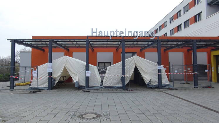 Helios Klink Salzgitter - Coronapandemie - Ärztlicher Bereitschaftsdienst - Behandlungszelt Symbolfoto - Themenbild: Helios Klinik Salzgitter Lebenstedt Haupteingang Krankenhaus, Salzgitter, Lebenstedt, während der Coronapandemie mit Behandlungszelt - Notaunahme Copyright: xDVx xMDx
