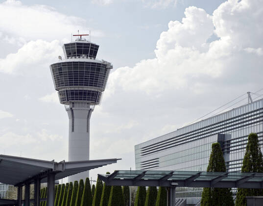 19.04.2020, Die Bayerische Landeshauptstadt München in Zeiten der Corona-Krise. Flughafen München an einem Samstag Nachmittag, statt tausender Passagiere und Urlauber ist der Airport jetzt Menschenleer. Hier der Tower in dem die Fluglotsen den Flugverkehr leiten. 19.04.2020, Bayerische Landeshauptstadt München in Zeiten von Corona 19.04.2020, Bayerische Landeshauptstadt München in Zeiten von Corona