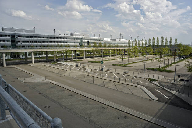 19.04.2020, Die Bayerische Landeshauptstadt München in Zeiten der Corona-Krise. Flughafen München an einem Samstag Nachmittag, statt tausender Passagiere und Urlauber ist der Airport jetzt Menschenleer. Am Parkplatz steht kein einziges Auto. 19.04.2020, Bayerische Landeshauptstadt München in Zeiten von Corona 19.04.2020, Bayerische Landeshauptstadt München in Zeiten von Corona