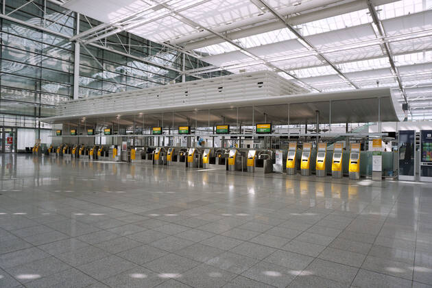 19.04.2020, Die Bayerische Landeshauptstadt München in Zeiten der Corona-Krise. Flughafen München an einem Samstag Nachmittag, statt tausender Passagiere und Urlauber ist der Airport jetzt Menschenleer. Lufthansa-Schalter für den Check-In ist leer. 19.04.2020, Bayerische Landeshauptstadt München in Zeiten von Corona 19.04.2020, Bayerische Landeshauptstadt München in Zeiten von Corona