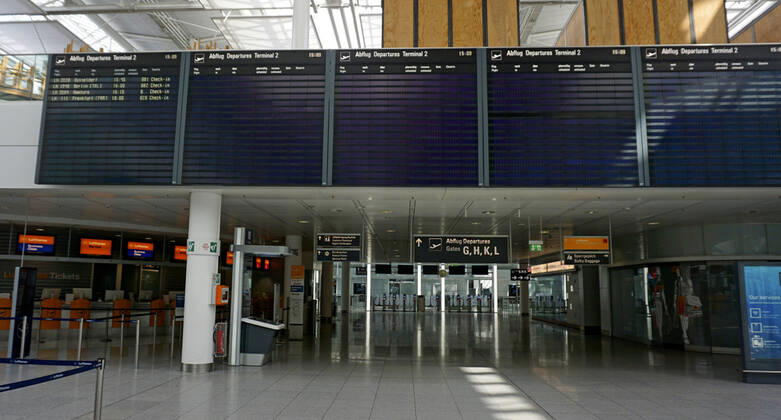 19.04.2020, Die Bayerische Landeshauptstadt München in Zeiten der Corona-Krise. Flughafen München an einem Samstag Nachmittag, statt tausender Passagiere und Urlauber ist der Airport jetzt Menschenleer. Die Anzeigetafel für die Abflüge ist fast ganz leer, nur 2 Maschinen starten heute Nachmittag noch. 19.04.2020, Bayerische Landeshauptstadt München in Zeiten von Corona 19.04.2020, Bayerische Landeshauptstadt München in Zeiten von Corona