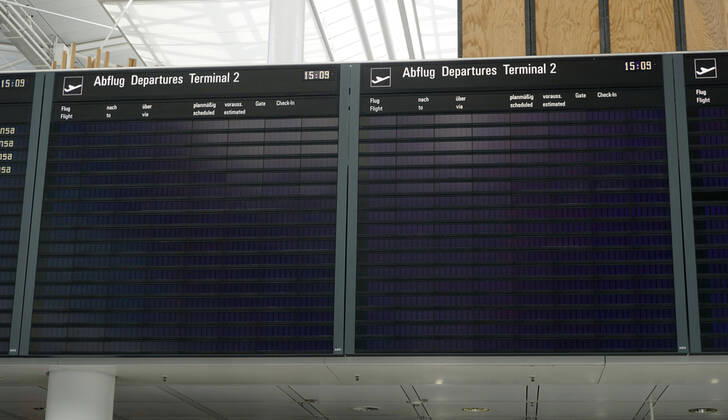 19.04.2020, Die Bayerische Landeshauptstadt München in Zeiten der Corona-Krise. Flughafen München an einem Samstag Nachmittag, statt tausender Passagiere und Urlauber ist der Airport jetzt Menschenleer. Die Anzeigetafel für die Abflüge ist fast ganz leer, nur 2 Maschinen starten heute Nachmittag noch. 19.04.2020, Bayerische Landeshauptstadt München in Zeiten von Corona 19.04.2020, Bayerische Landeshauptstadt München in Zeiten von Corona