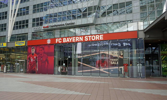 19.04.2020, Die Bayerische Landeshauptstadt München in Zeiten der Corona-Krise. Flughafen München an einem Samstag Nachmittag, statt tausender Passagiere und Urlauber ist der Airport jetzt Menschenleer. MAC, München Airport Center, FC Bayern München Fanshop 19.04.2020, Bayerische Landeshauptstadt München in Zeiten von Corona 19.04.2020, Bayerische Landeshauptstadt München in Zeiten von Corona
