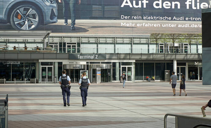 19.04.2020, Die Bayerische Landeshauptstadt München in Zeiten der Corona-Krise. Flughafen München an einem Samstag Nachmittag, statt tausender Passagiere und Urlauber ist der Airport jetzt Menschenleer. Polizisten bewachen den Flughafen hier am MAC, München Airport Center 19.04.2020, Bayerische Landeshauptstadt München in Zeiten von Corona 19.04.2020, Bayerische Landeshauptstadt München in Zeiten von Corona