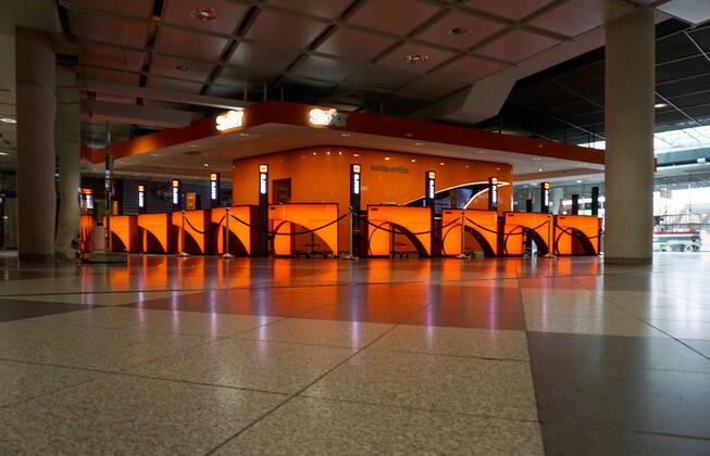 19.04.2020, Die Bayerische Landeshauptstadt München in Zeiten der Corona-Krise. Flughafen München an einem Samstag Nachmittag, statt tausender Passagiere und Urlauber ist der Airport jetzt Menschenleer. Am Stand vom Autovermieter SIXT sind die Schalter geschlossen Closed . 19.04.2020, Bayerische Landeshauptstadt München in Zeiten von Corona 19.04.2020, Bayerische Landeshauptstadt München in Zeiten von Corona