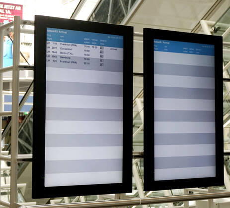 19.04.2020, Die Bayerische Landeshauptstadt München in Zeiten der Corona-Krise. Flughafen München an einem Samstag Nachmittag, statt tausender Passagiere und Urlauber ist der Airport jetzt Menschenleer. Die Anzeigetafel für die Abflüge ist fast ganz leer, nur 2 Maschinen starten heute Nachmittag noch. 19.04.2020, Bayerische Landeshauptstadt München in Zeiten von Corona 19.04.2020, Bayerische Landeshauptstadt München in Zeiten von Corona