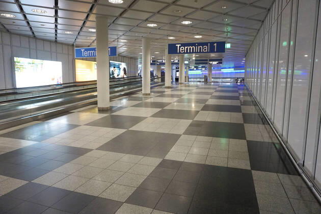 19.04.2020, Die Bayerische Landeshauptstadt München in Zeiten der Corona-Krise. Flughafen München an einem Samstag Nachmittag, statt tausender Passagiere und Urlauber ist der Airport jetzt Menschenleer. 19.04.2020, Bayerische Landeshauptstadt München in Zeiten von Corona 19.04.2020, Bayerische Landeshauptstadt München in Zeiten von Corona