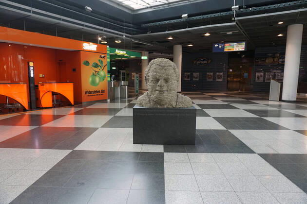 19.04.2020, Die Bayerische Landeshauptstadt München in Zeiten der Corona-Krise. Flughafen München an einem Samstag Nachmittag, statt tausender Passagiere und Urlauber ist der Airport jetzt Menschenleer. Nur die Statue vom Franz Josef Strauss wartet geduldig auf dem Sockel auf bessere Zeiten. 19.04.2020, Bayerische Landeshauptstadt München in Zeiten von Corona 19.04.2020, Bayerische Landeshauptstadt München in Zeiten von Corona