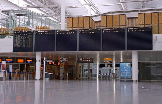 19.04.2020, Die Bayerische Landeshauptstadt München in Zeiten der Corona-Krise. Flughafen München an einem Samstag Nachmittag, statt tausender Passagiere und Urlauber ist der Airport jetzt Menschenleer. Die Anzeigetafel für die Abflüge ist fast ganz leer, nur 2 Maschinen starten heute Nachmittag noch. 19.04.2020, Bayerische Landeshauptstadt München in Zeiten von Corona 19.04.2020, Bayerische Landeshauptstadt München in Zeiten von Corona