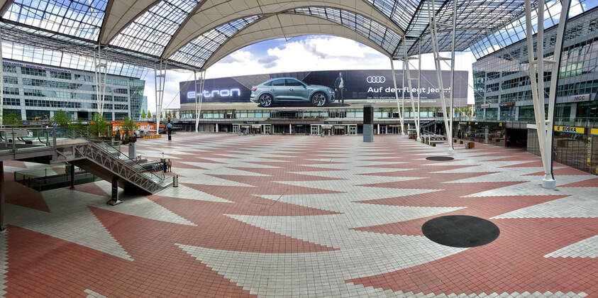 19.04.2020, Die Bayerische Landeshauptstadt München in Zeiten der Corona-Krise. Flughafen München an einem Samstag Nachmittag, statt tausender Passagiere und Urlauber ist der Airport jetzt Menschenleer. MAC, München Airport Center 19.04.2020, Bayerische Landeshauptstadt München in Zeiten von Corona 19.04.2020, Bayerische Landeshauptstadt München in Zeiten von Corona