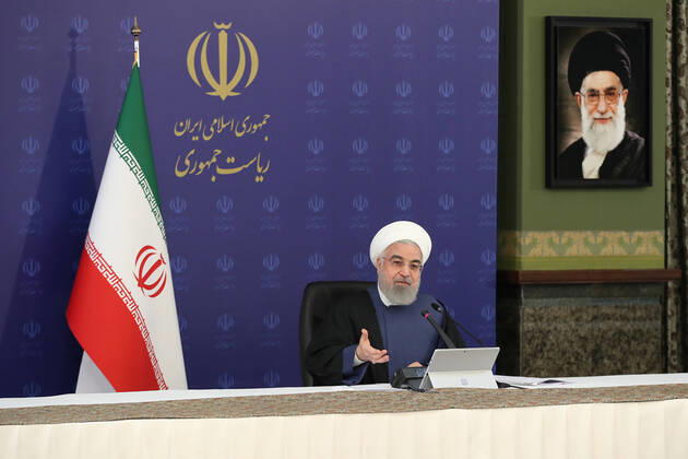 News Bilder des Tages April 19, 2020, Tehran, Iran: A handout picture provided by the Iranian presidency on April 19, 2020, shows President HASSAN ROUHANI chairing a cabinet session in the capital Tehran. Iran is going to extend the leave of prisoners temporarily released for one more month, President Rouhani announced Sunday, after the country released 100,000 detainees over the COVID-19 outbreak. Tehran Iran - ZUMAi98_ 20200419_zih_i98_010 Copyright: xIranianxPresidencyx