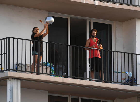 POMPANO BEACH, FL - APRIL 18: A general view of people on their balconies paying tribute to Healthcare workers and first responders at 7:00 PM as South Florida Beaches remain closed during the Coronavirus (COVID-19) pandemic on April 18, 2020 in Pompano Beach, Florida. Copyright: xmpi04 MediaPunchx