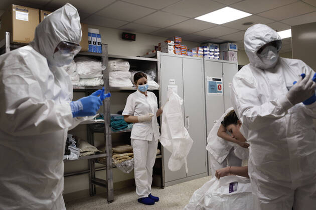 April 19, 2020, Roma, Roma, Italy: Medical staff work in an intensive care unit (ICU) in the Covid department at the Filippo Neri hospital in Roma...The Italian Government is still adopting the measure of a national lockout by closing all activities, except for essential services in an attempt to fight Coronavirus Roma Italy - ZUMAt147 20200419_zip_t147_003 Copyright: xMatteoxTrevisanx