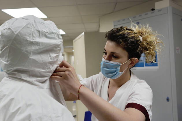 April 19, 2020, Roma, Roma, Italy: Medical staff work in an intensive care unit (ICU) in the Covid department at the Filippo Neri hospital in Roma...The Italian Government is still adopting the measure of a national lockout by closing all activities, except for essential services in an attempt to fight Coronavirus Roma Italy - ZUMAt147 20200419_zip_t147_004 Copyright: xMatteoxTrevisanx