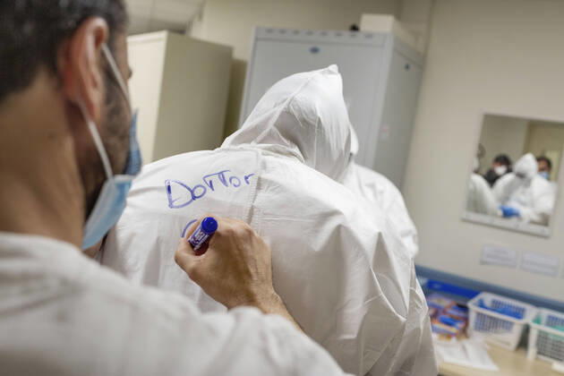 April 19, 2020, Roma, Roma, Italy: Medical staff work in an intensive care unit (ICU) in the Covid department at the Filippo Neri hospital in Roma...The Italian Government is still adopting the measure of a national lockout by closing all activities, except for essential services in an attempt to fight Coronavirus Roma Italy - ZUMAt147 20200419_zip_t147_005 Copyright: xMatteoxTrevisanx