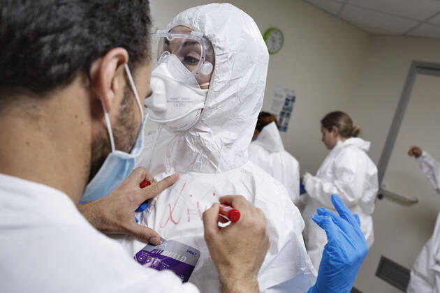 April 19, 2020, Roma, Roma, Italy: Medical staff work in an intensive care unit (ICU) in the Covid department at the Filippo Neri hospital in Roma...The Italian Government is still adopting the measure of a national lockout by closing all activities, except for essential services in an attempt to fight Coronavirus Roma Italy - ZUMAt147 20200419_zip_t147_007 Copyright: xMatteoxTrevisanx