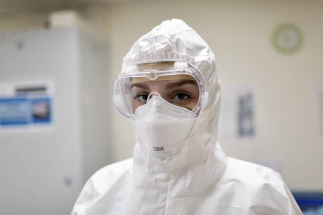 April 19, 2020, Roma, Roma, Italy: Medical staff work in an intensive care unit (ICU) in the Covid department at the Filippo Neri hospital in Roma...The Italian Government is still adopting the measure of a national lockout by closing all activities, except for essential services in an attempt to fight Coronavirus Roma Italy - ZUMAt147 20200419_zip_t147_010 Copyright: xMatteoxTrevisanx