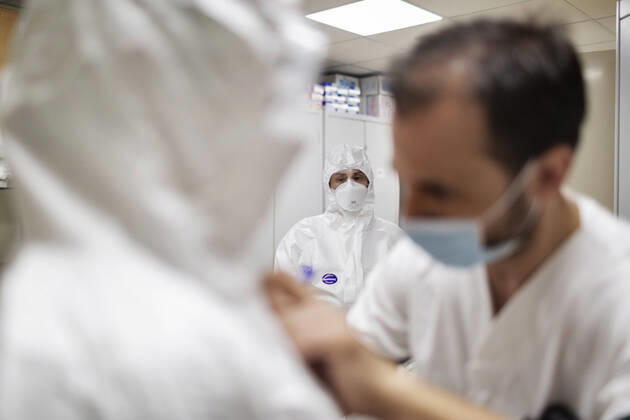 April 19, 2020, Roma, Roma, Italy: Medical staff work in an intensive care unit (ICU) in the Covid department at the Filippo Neri hospital in Roma...The Italian Government is still adopting the measure of a national lockout by closing all activities, except for essential services in an attempt to fight Coronavirus Roma Italy - ZUMAt147 20200419_zip_t147_011 Copyright: xMatteoxTrevisanx