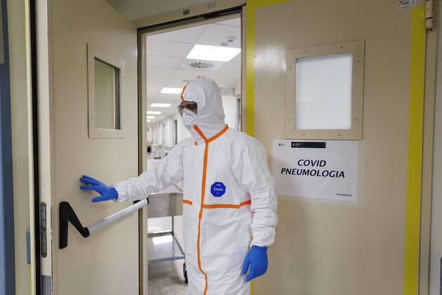 April 19, 2020, Roma, Roma, Italy: Medical staff work in an intensive care unit (ICU) in the Covid department at the Filippo Neri hospital in Roma...The Italian Government is still adopting the measure of a national lockout by closing all activities, except for essential services in an attempt to fight Coronavirus Roma Italy - ZUMAt147 20200419_zip_t147_012 Copyright: xMatteoxTrevisanx