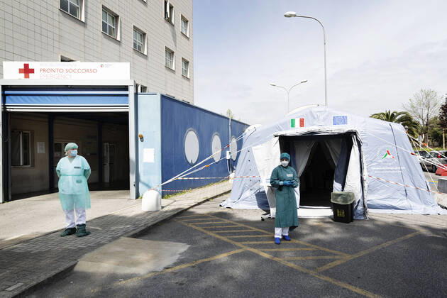 April 19, 2020, Roma, Roma, Italy: Medical staff work in an intensive care unit (ICU) in the Covid department at the Filippo Neri hospital in Roma...The Italian Government is still adopting the measure of a national lockout by closing all activities, except for essential services in an attempt to fight Coronavirus Roma Italy - ZUMAt147 20200419_zip_t147_016 Copyright: xMatteoxTrevisanx