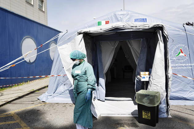 April 19, 2020, Roma, Roma, Italy: Medical staff work in an intensive care unit (ICU) in the Covid department at the Filippo Neri hospital in Roma...The Italian Government is still adopting the measure of a national lockout by closing all activities, except for essential services in an attempt to fight Coronavirus Roma Italy - ZUMAt147 20200419_zip_t147_018 Copyright: xMatteoxTrevisanx