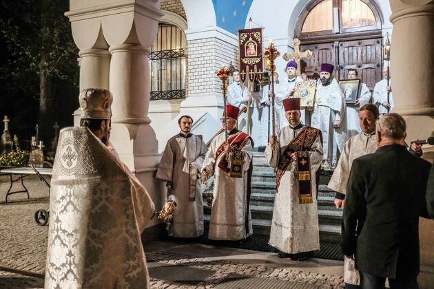 The Autocephalous Orthodox Church did not comply with the restrictions caused by the coronavirus outbreak Procession with the New Flame in the parish of the Saint Jan Klimak Russian Orthodox Church on April 19, 2020 in Warsaw, Poland. Despite the appeal of the Polish state authorities, the Autocephalous Orthodox Church did not comply with restrictions, because it is subject to the Church in Moscow, which allowed masses and processions in Poland and in other countries. EN_01425204_0002 