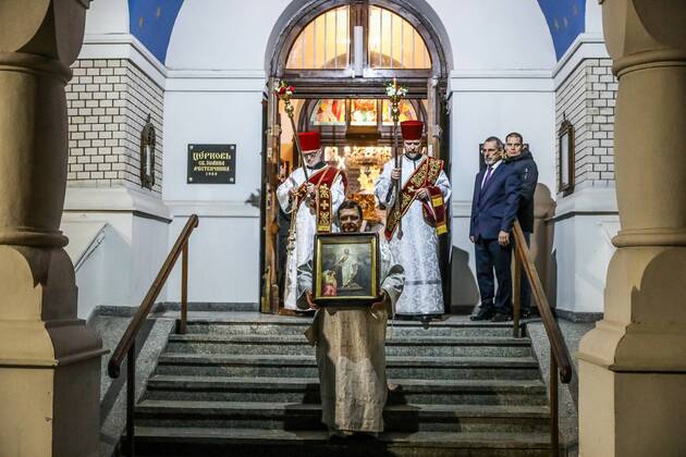 The Autocephalous Orthodox Church did not comply with the restrictions caused by the coronavirus outbreak Procession with the New Flame in the parish of the Saint Jan Klimak Russian Orthodox Church on April 19, 2020 in Warsaw, Poland. Despite the appeal of the Polish state authorities, the Autocephalous Orthodox Church did not comply with restrictions, because it is subject to the Church in Moscow, which allowed masses and processions in Poland and in other countries. EN_01425204_0009 