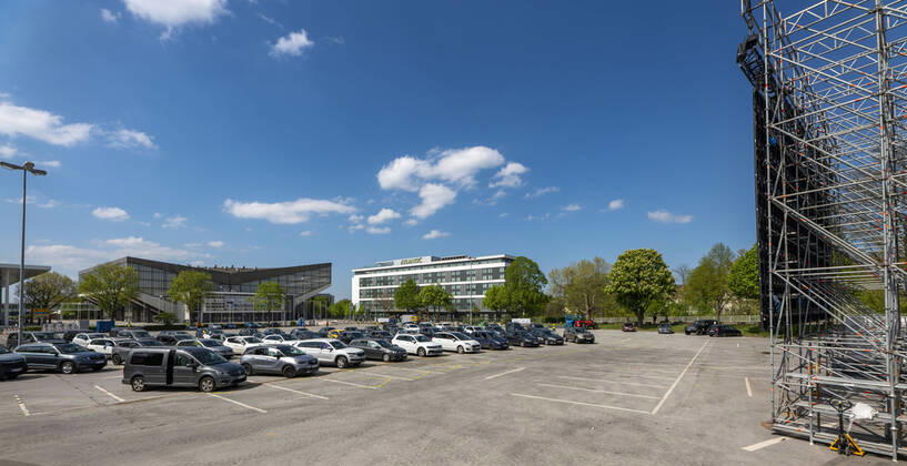 Temporäres Autokino, auf dem Parkplatz vor der Messe Essen, Grugahalle, grosse LED Leinwand lässt auch Filmvorführungen bei Sonnenschein zu, Familienfilm, Auswirkungen der Coronakrise in Deutschland,