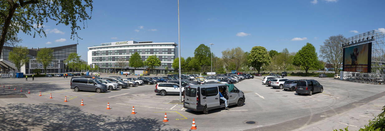 Temporäres Autokino, auf dem Parkplatz vor der Messe Essen, Grugahalle, grosse LED Leinwand lässt auch Filmvorführungen bei Sonnenschein zu, Familienfilm, Auswirkungen der Coronakrise in Deutschland,