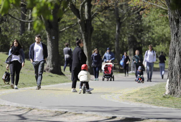 Spaziergaenger am Sonntagmittag im Volkspark Friedrichshain, waehrend der Corona-Krise, DEU, Berlin, 19.04.2020
