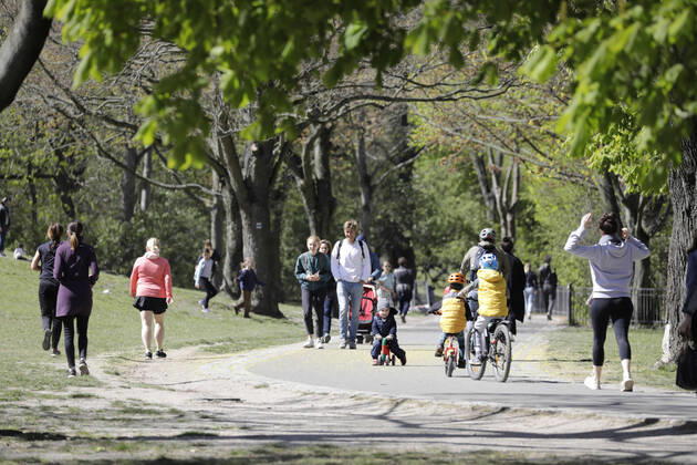 Spaziergaenger am Sonntagmittag im Volkspark Friedrichshain, waehrend der Corona-Krise, DEU, Berlin, 19.04.2020