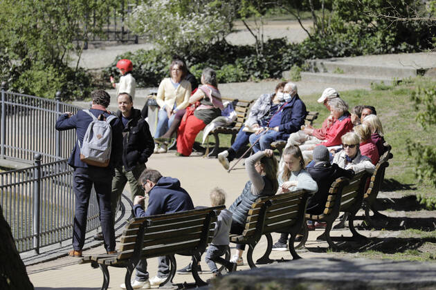 Spaziergaenger am Sonntagmittag im Volkspark Friedrichshain, waehrend der Corona-Krise, DEU, Berlin, 19.04.2020