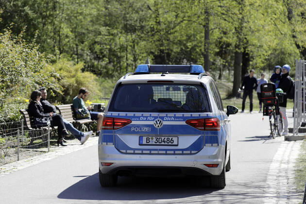 Die Polizei kontrolliert den Mindestabstand von Spaziergaengern am Sonntagmittag im Volkspark Friedrichshain, waehrend der Corona-Krise, DEU, Berlin, 19.04.2020