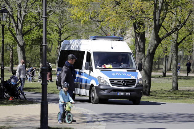 Die Polizei kontrolliert den Mindestabstand von Spaziergaengern am Sonntagmittag im Volkspark Friedrichshain, waehrend der Corona-Krise, DEU, Berlin, 19.04.2020