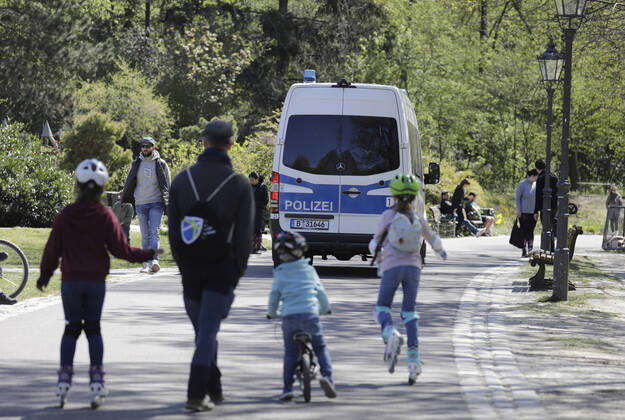 Die Polizei kontrolliert den Mindestabstand von Spaziergaengern am Sonntagmittag im Volkspark Friedrichshain, waehrend der Corona-Krise, DEU, Berlin, 19.04.2020