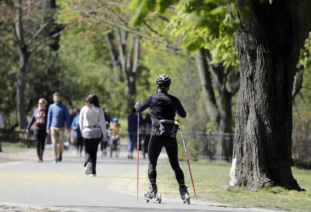Spaziergaenger am Sonntagmittag im Volkspark Friedrichshain, waehrend der Corona-Krise, DEU, Berlin, 19.04.2020
