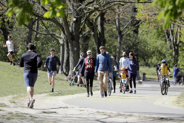 Spaziergaenger am Sonntagmittag im Volkspark Friedrichshain, waehrend der Corona-Krise, DEU, Berlin, 19.04.2020
