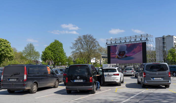 Temporäres Autokino, auf dem Parkplatz vor der Messe Essen, Grugahalle, grosse LED Leinwand lässt auch Filmvorführungen bei Sonnenschein zu, Familienfilm, Auswirkungen der Coronakrise in Deutschland,