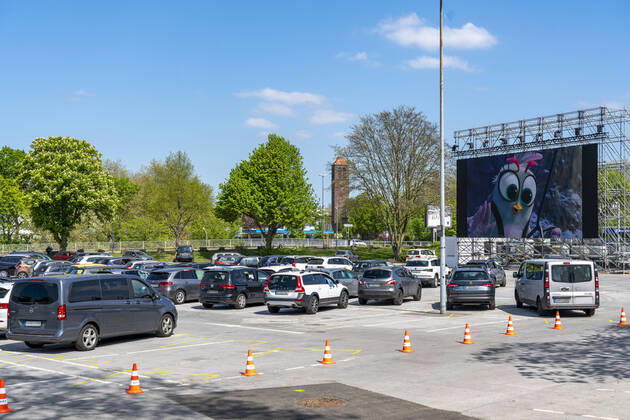 Temporäres Autokino, auf dem Parkplatz vor der Messe Essen, Grugahalle, grosse LED Leinwand lässt auch Filmvorführungen bei Sonnenschein zu, Familienfilm, Auswirkungen der Coronakrise in Deutschland,